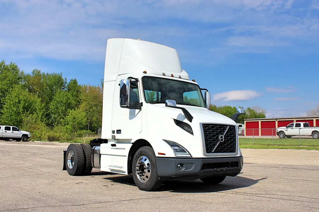 2019 Volvo VNL 300 - Semi Trucks for Sale