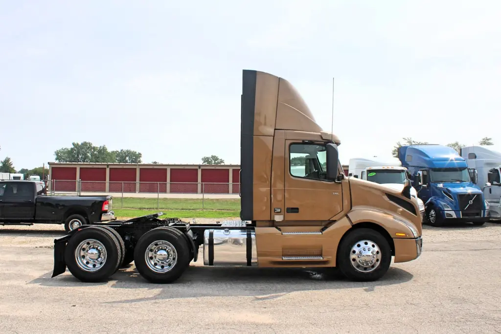 2023 Volvo VNL 300 - Semi Trucks for Sale