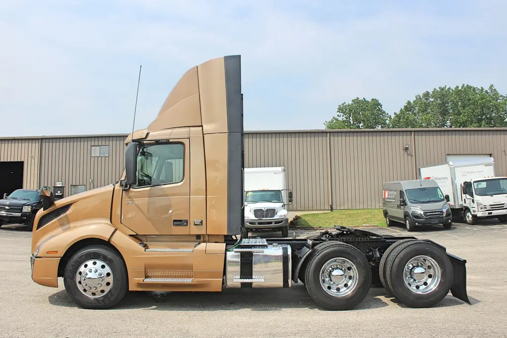 2023 Volvo VNL 300 - Semi Trucks for Sale