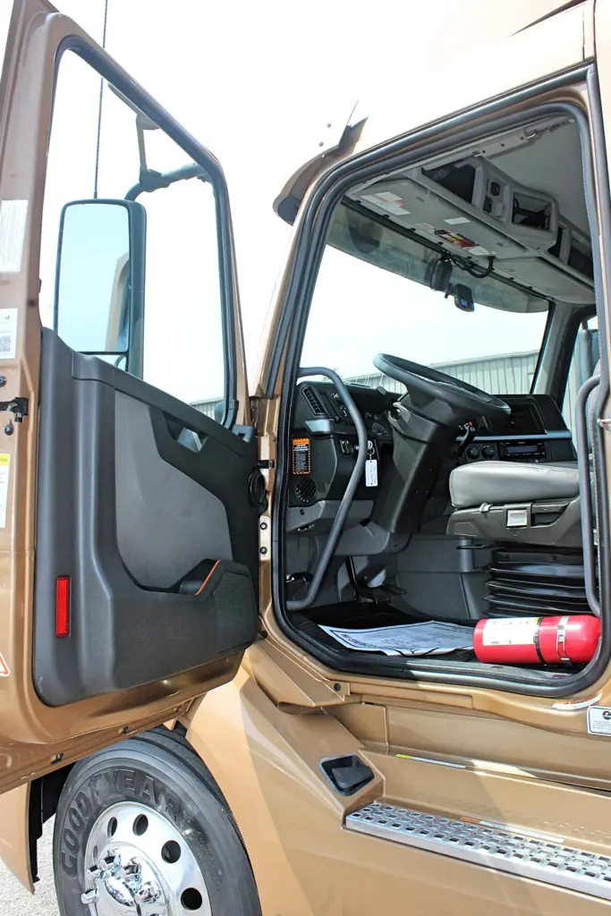 2023 Volvo VNL 300 - Semi Trucks for Sale