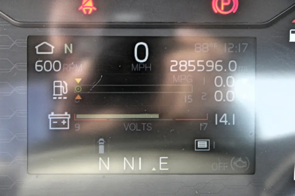 2023 Volvo VNL 300 - Semi Trucks for Sale