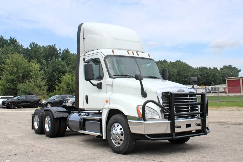 2018 Freightliner Cascadia 125 semi truck for sale - front three-quarter view