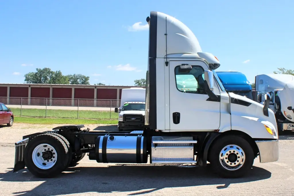 2019 Freightliner Cascadia 116 semi truck - Passenger side view