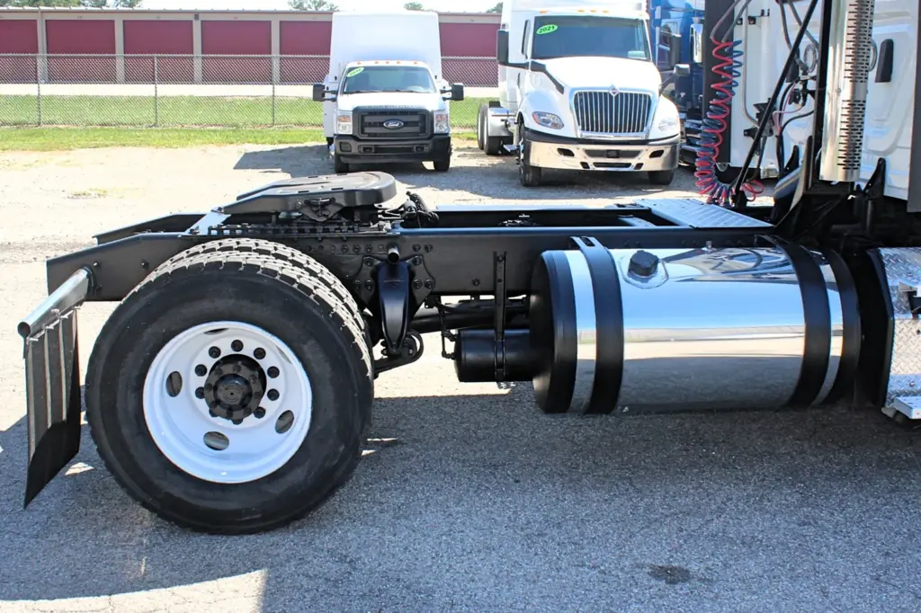2019 Freightliner Cascadia 116 semi truck - Passenger Fuel Tank