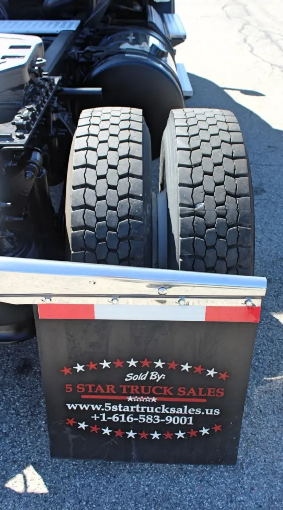 2019 Freightliner Cascadia 116 semi truck - Passenger Rear Tire