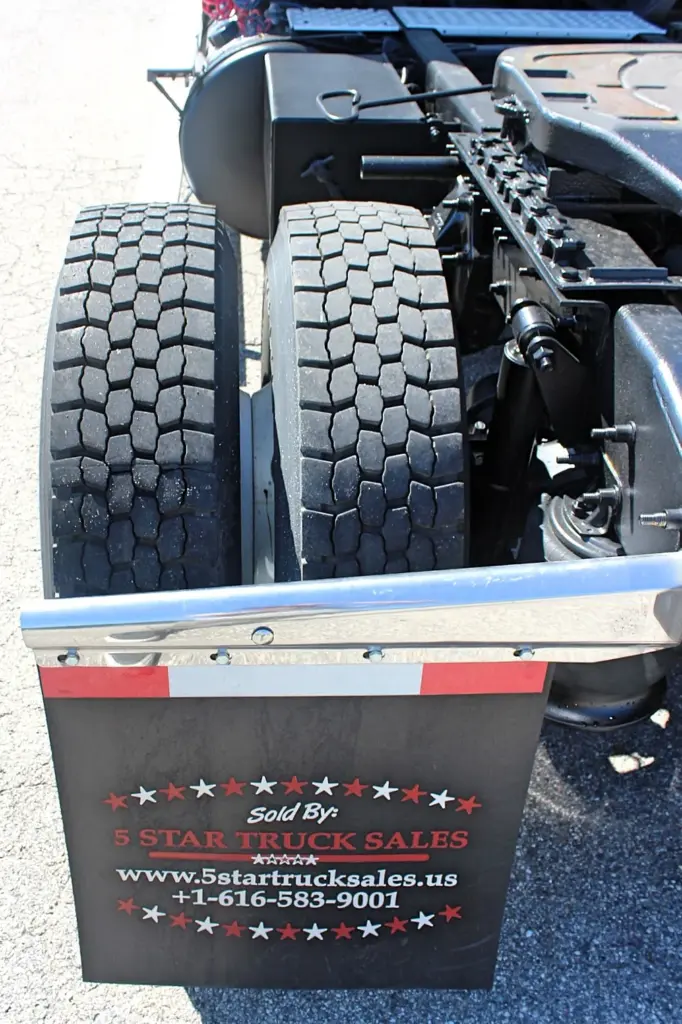 2019 Freightliner Cascadia 116 semi truck - Driver rear tire