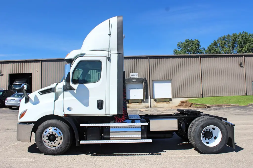 2019 Freightliner Cascadia 116 semi truck - driver side view