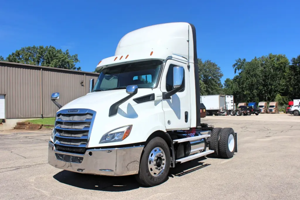 2019 Freightliner Cascadia 116 semi truck - driver side front view