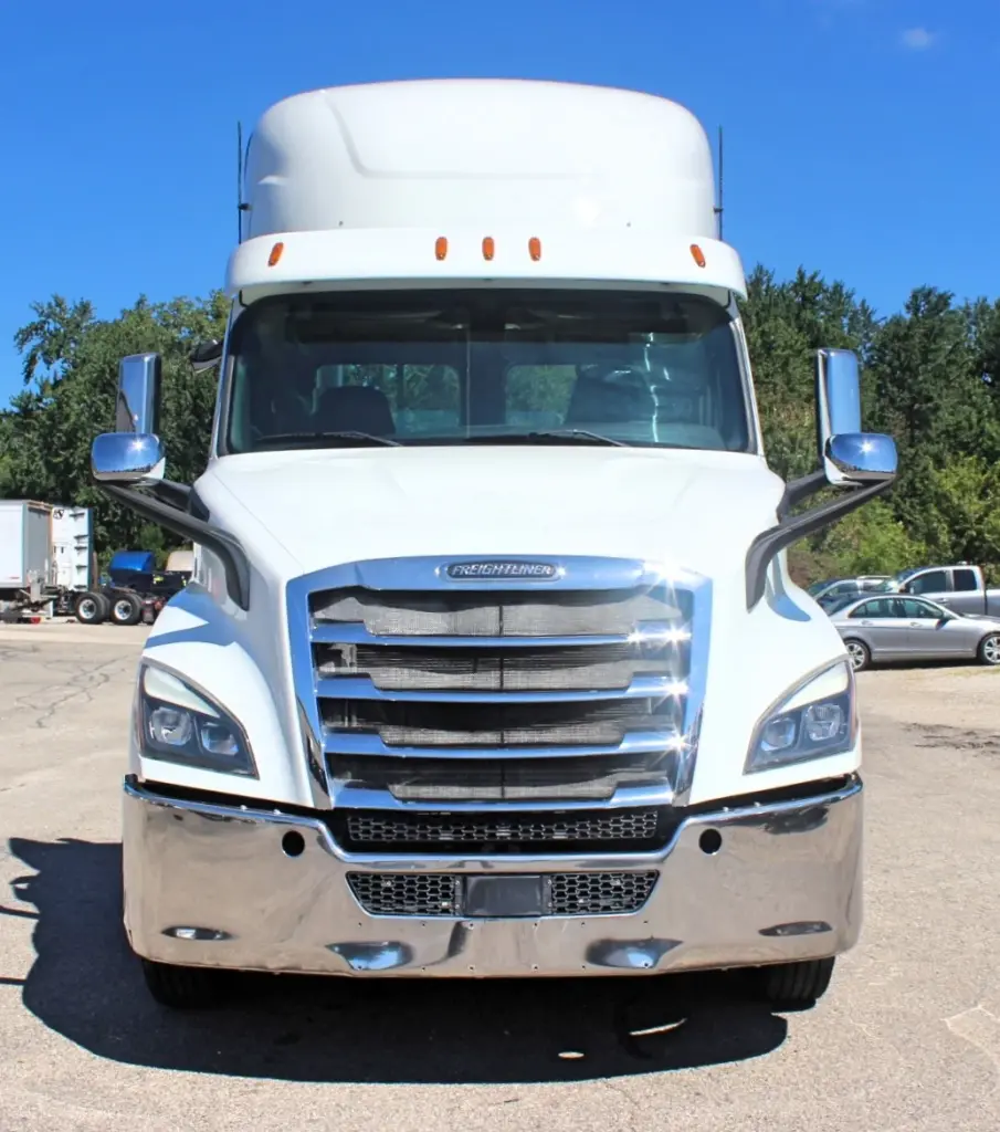 2019 Freightliner Cascadia 116 semi truck - front view