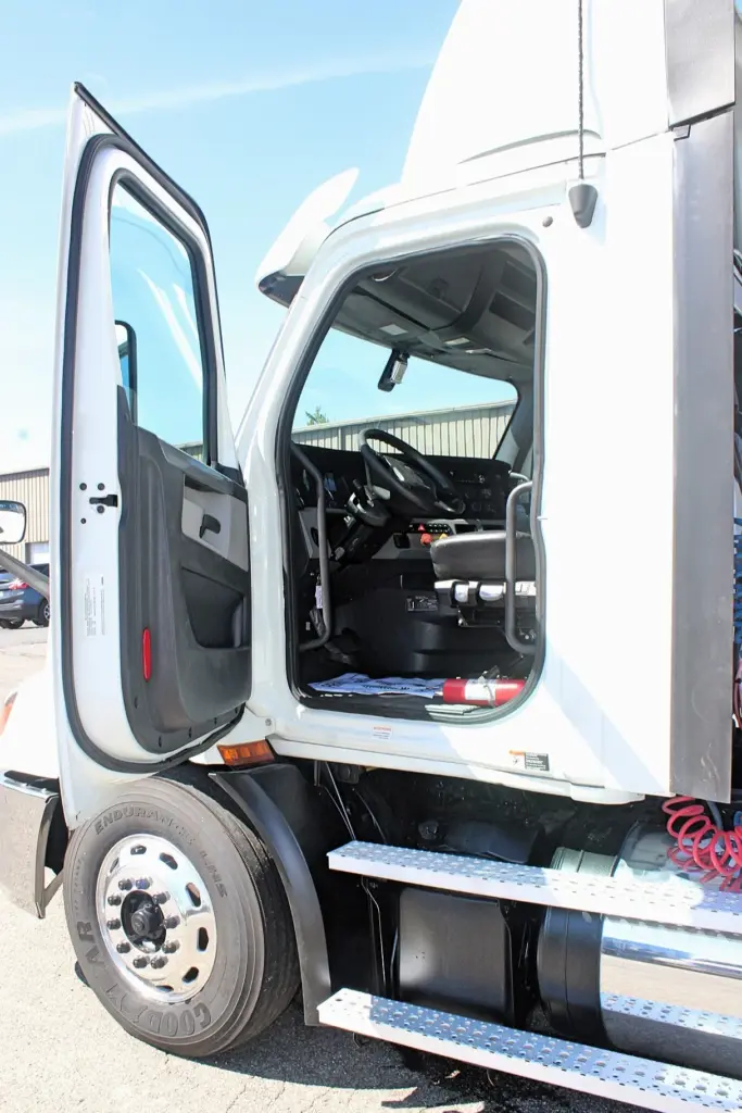 2019 Freightliner Cascadia 116 semi truck - driver side door