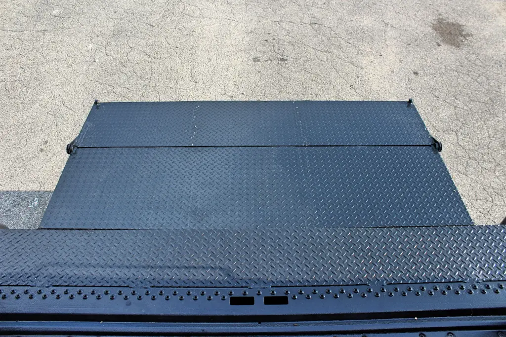 2019 Isuzu NPR HD cargo box wood floor close-up