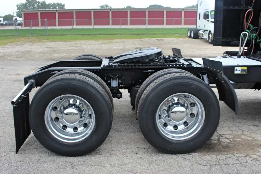 2023 Mack Anthem – tandem rear axles and aluminum wheels