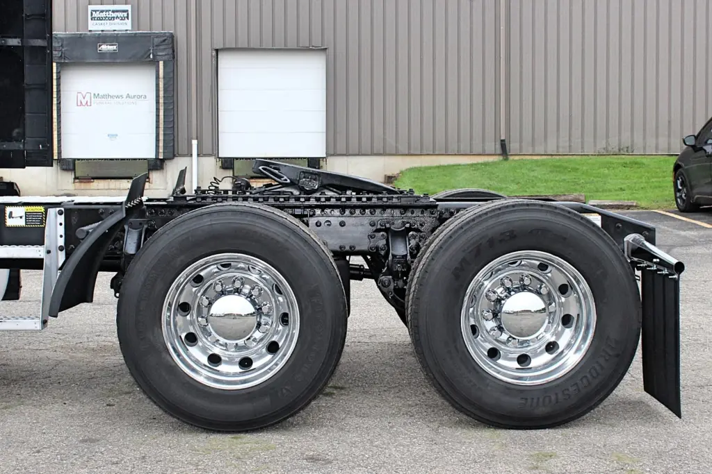 2023 Mack Anthem – tandem drive axles with polished aluminum wheels