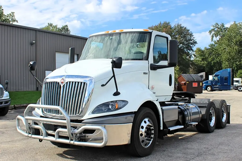 2020 International RH613 day cab front three-quarter view with chrome grille and grille guard