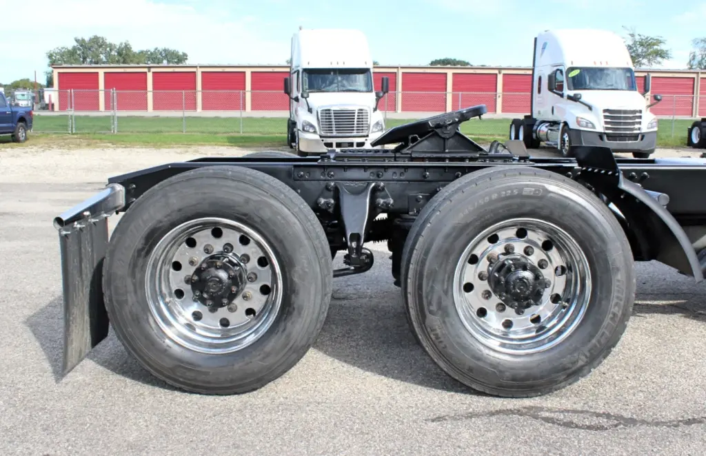 2020 International RH613 tandem rear axles and aluminum wheels