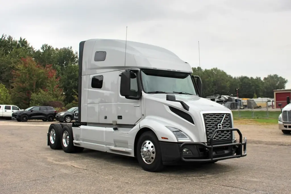 2022 Volvo VNL 760 – silver sleeper semi truck front passenger-side view