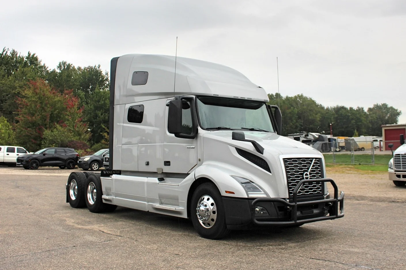 2022 Volvo VNL 760 – silver sleeper semi truck front passenger-side view