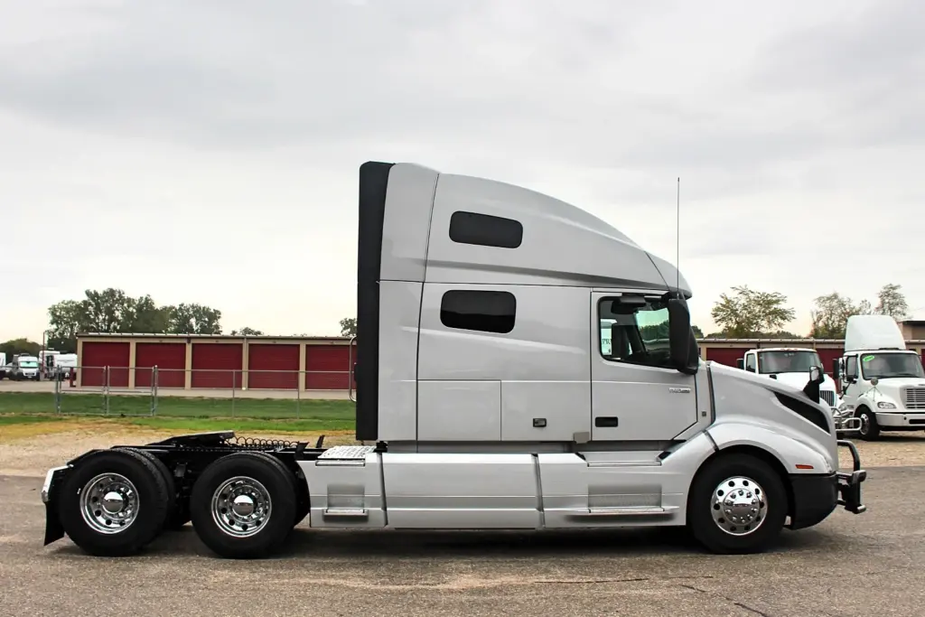 2022 Volvo VNL 760 – silver sleeper truck full passenger-side profile