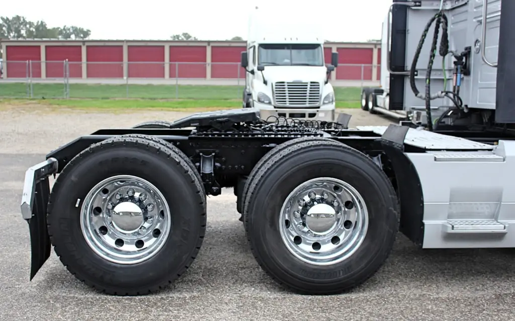 2022 Volvo VNL 760 – tandem drive wheels and polished aluminum rims