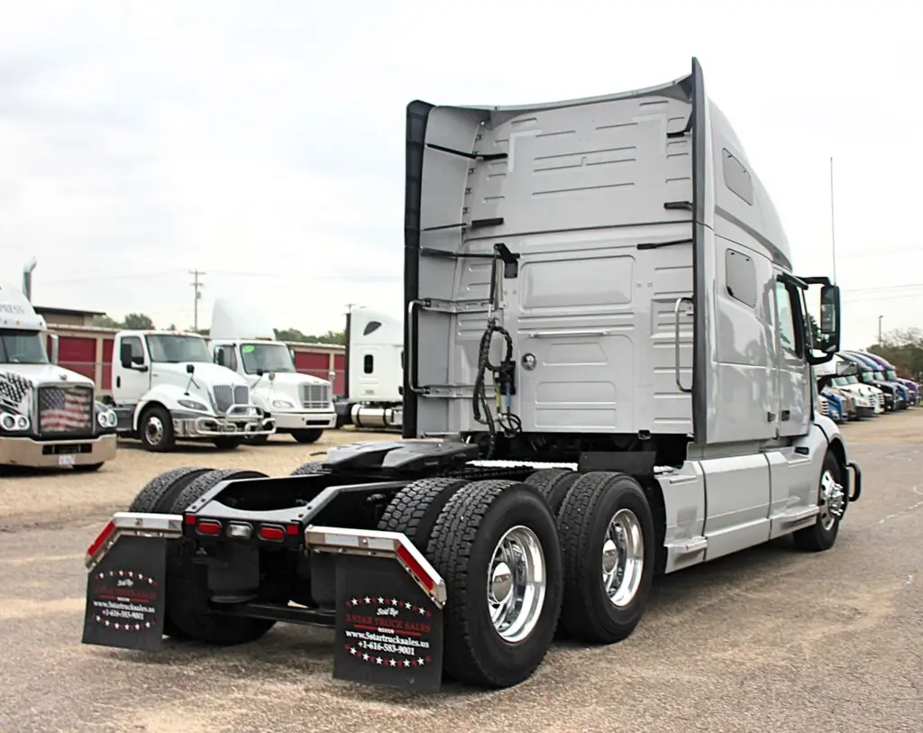 2022 Volvo VNL 760 – rear passenger-side view of sleeper semi truck