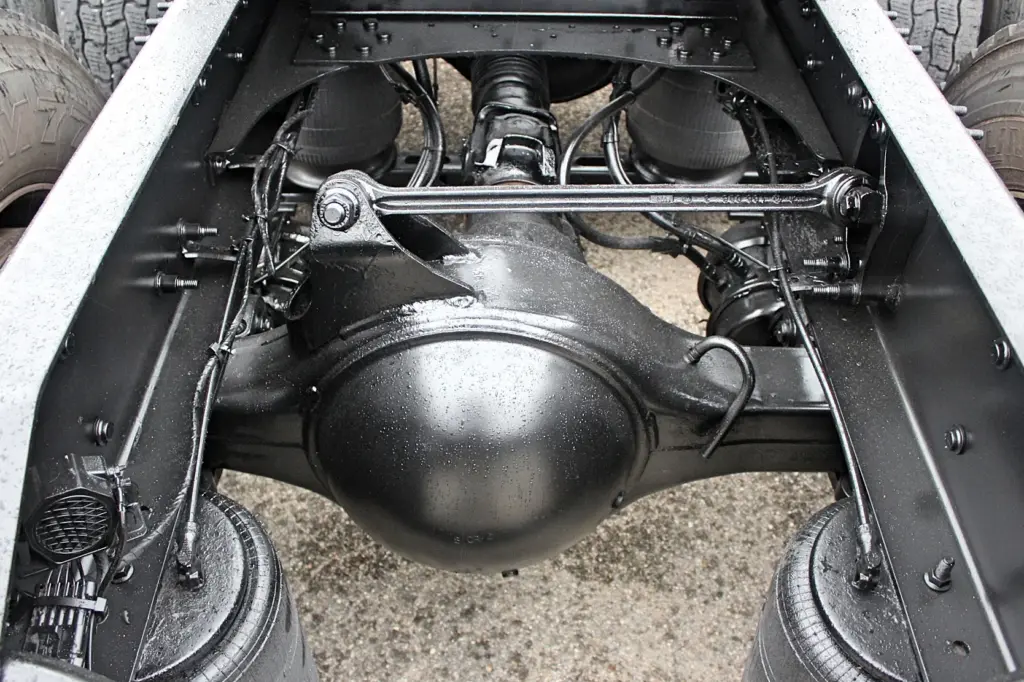 2022 Volvo VNL 760 – rear differential axle and air suspension detail