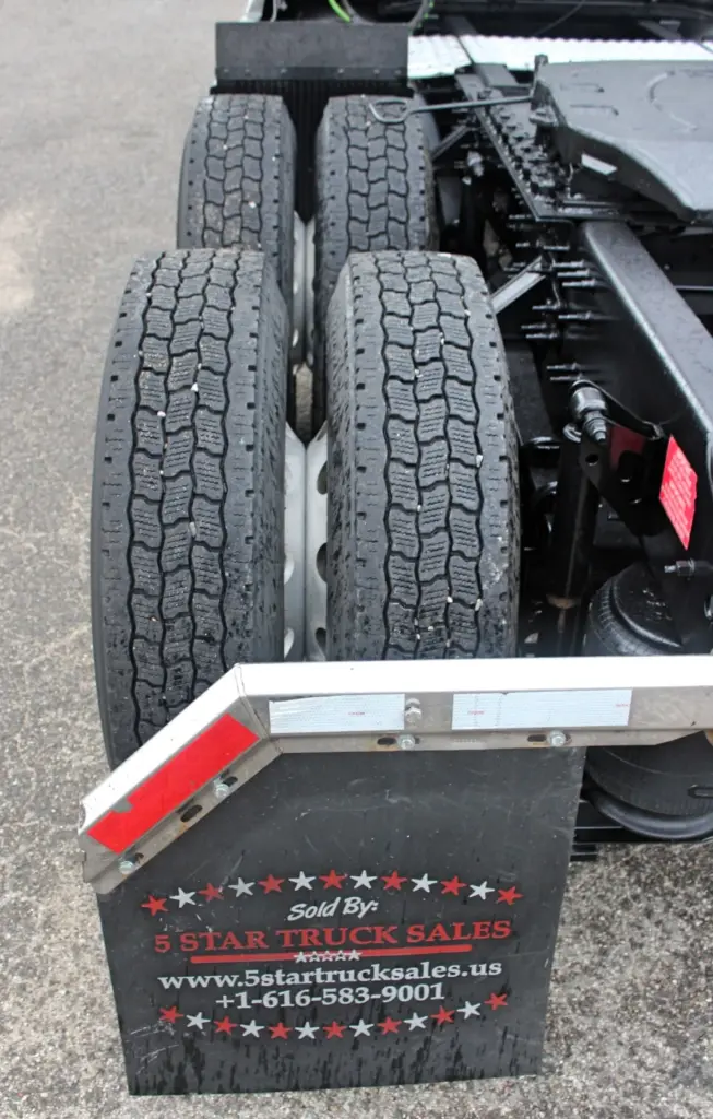 2022 Volvo VNL 760 – tandem rear tires and drive axle close-up