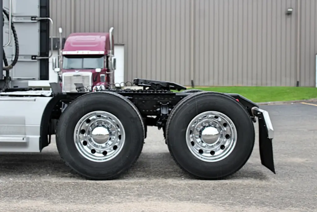 2022 Volvo VNL 760 – tandem drive axle and polished wheel side view
