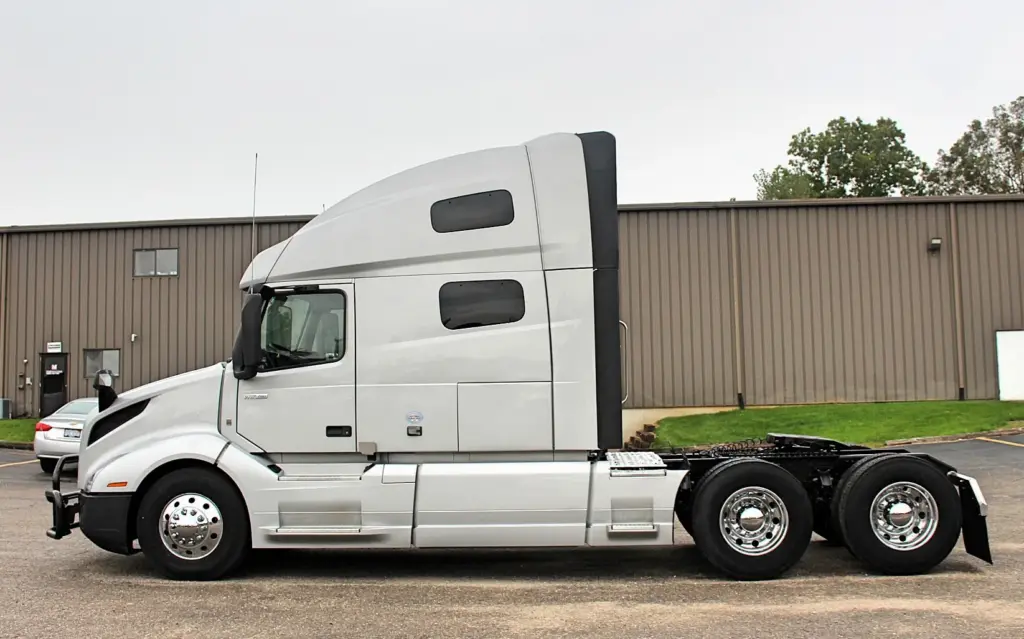 2022 Volvo VNL 760 – full driver-side profile of silver sleeper semi truck