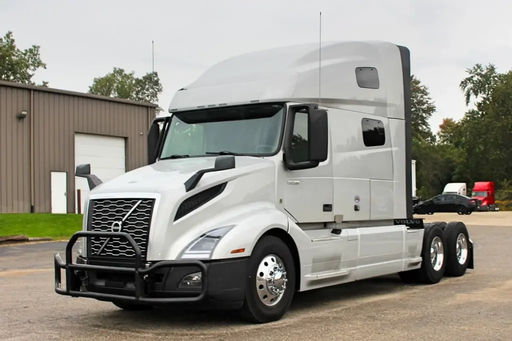 2022 Volvo VNL 760 – front driver-side view of used sleeper semi truck