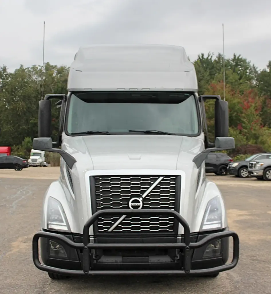 2022 Volvo VNL 760 – straight front view with heavy-duty grille guard