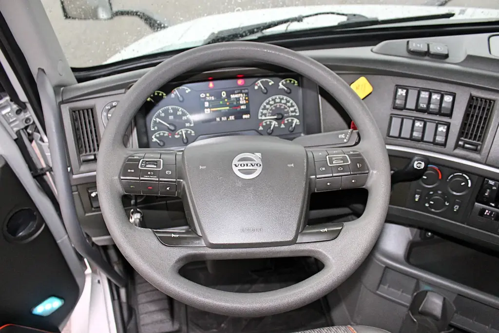 2022 Volvo VNL 760 – steering wheel and driver dashboard interior