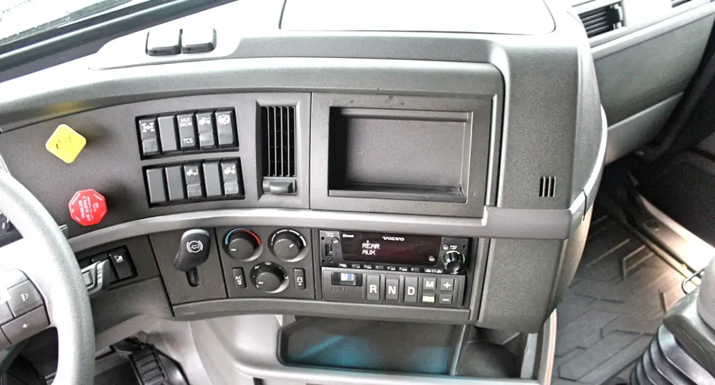 2022 Volvo VNL 760 – center dashboard controls radio and I-Shift selector