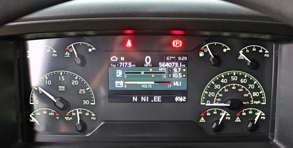 2022 Volvo VNL 760 – instrument cluster showing 564,073 miles
