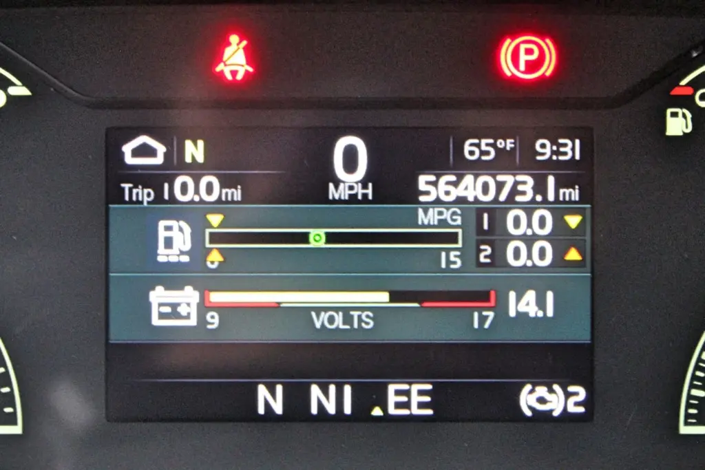 2022 Volvo VNL 760 – digital dashboard odometer showing 564,073 miles