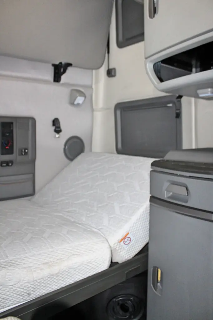 2022 Volvo VNL 760 – lower sleeper bunk mattress and bedside storage