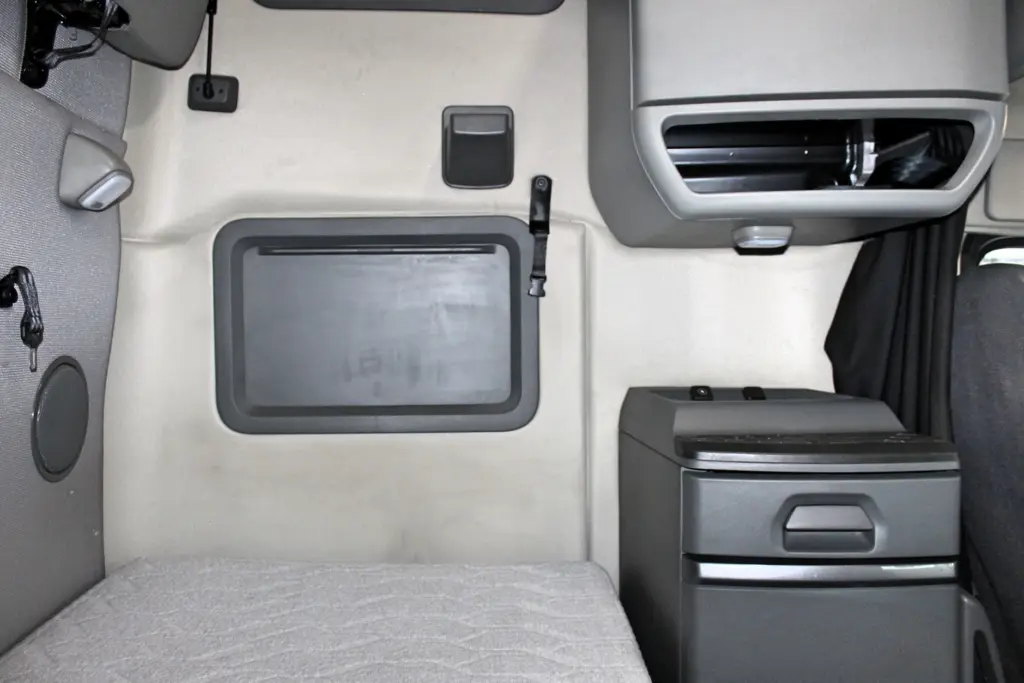 2022 Volvo VNL 760 – lower bunk sleeper interior and rear window