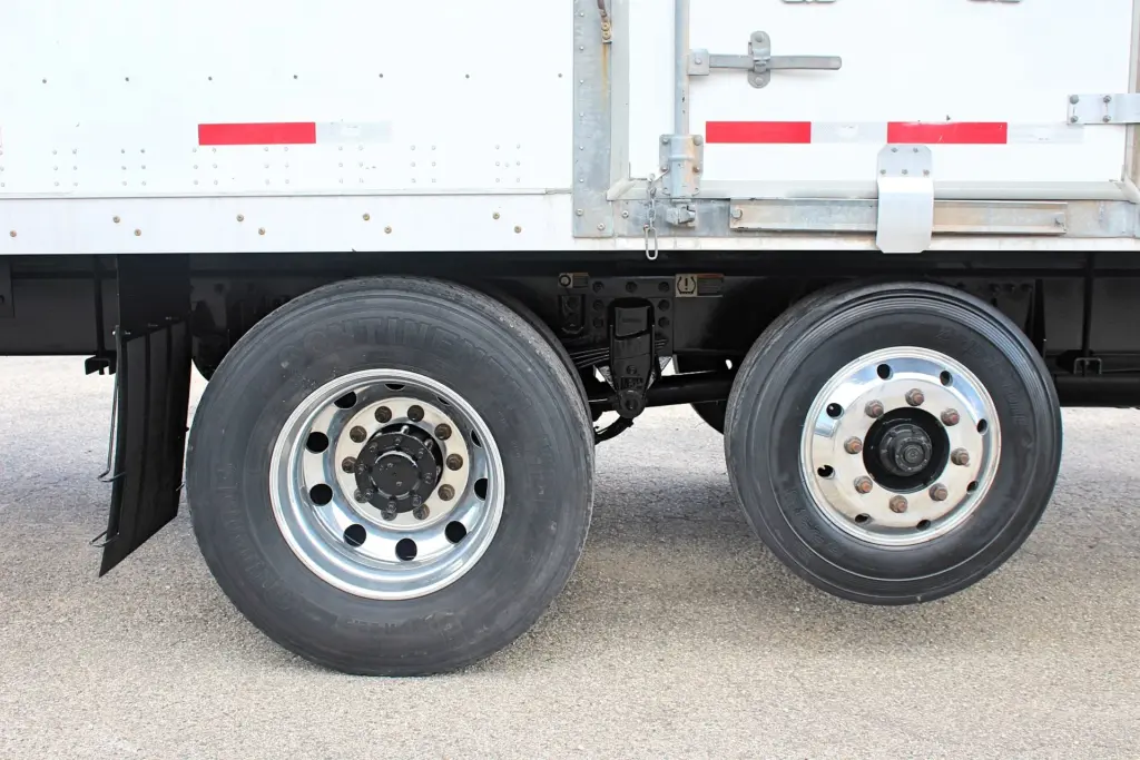 2018 Peterbilt 348 box truck – passenger-side tandem rear wheels and suspension