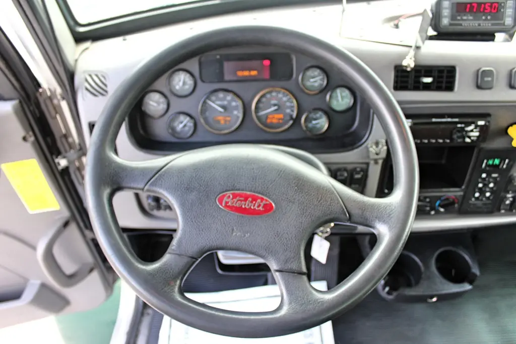 2018 Peterbilt 348 box truck – Peterbilt steering wheel and instrument panel