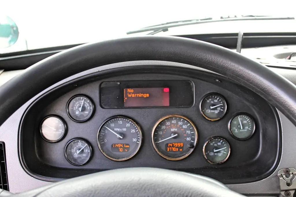 2018 Peterbilt 348 box truck – instrument cluster showing gauges and no warning message