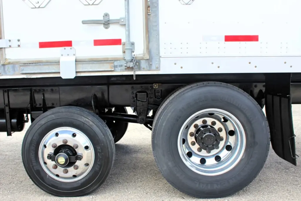 2018 Peterbilt 348 box truck – close-up of rear axle wheels and suspension on the passenger side
