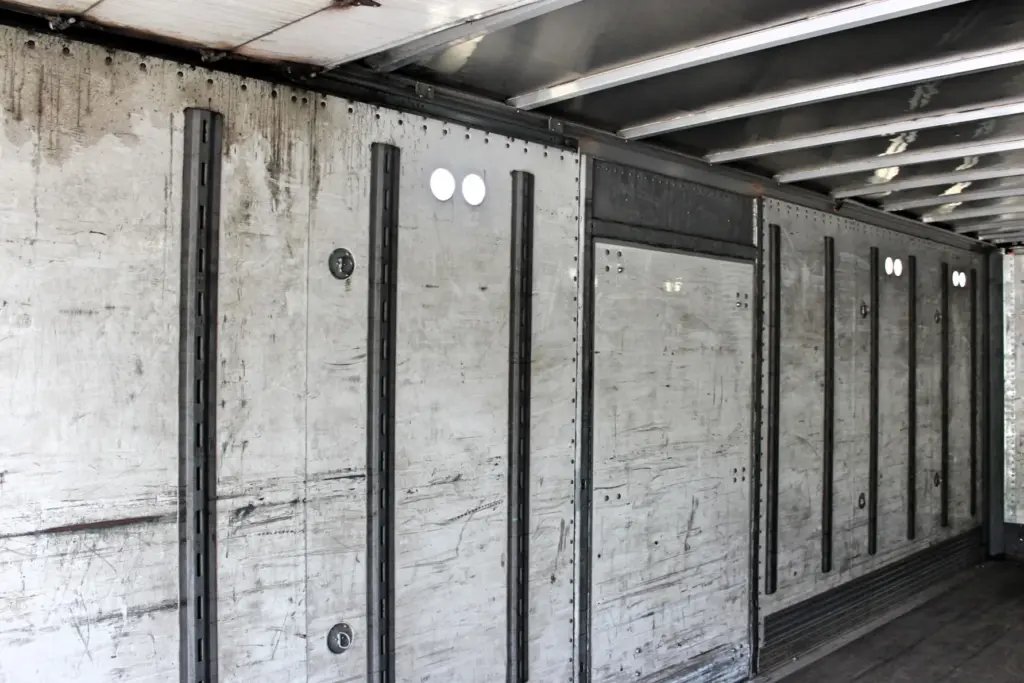 2018 Peterbilt 348 box truck – cargo box interior side wall with E-track style load rails
