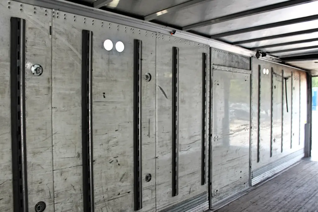 2018 Peterbilt 348 box truck – cargo box interior side wall with load rails and lighting