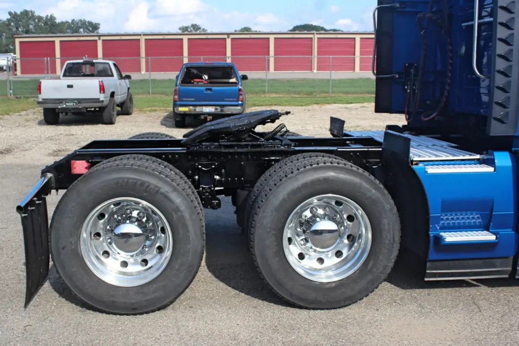 2024 Volvo VNL 760 - tandem rear axle and fifth wheel close-up