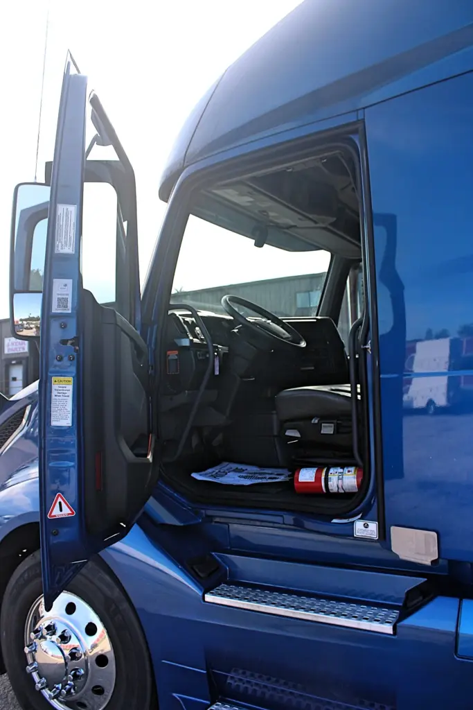 2024 Volvo VNL 760 - driver and passenger seat interior view