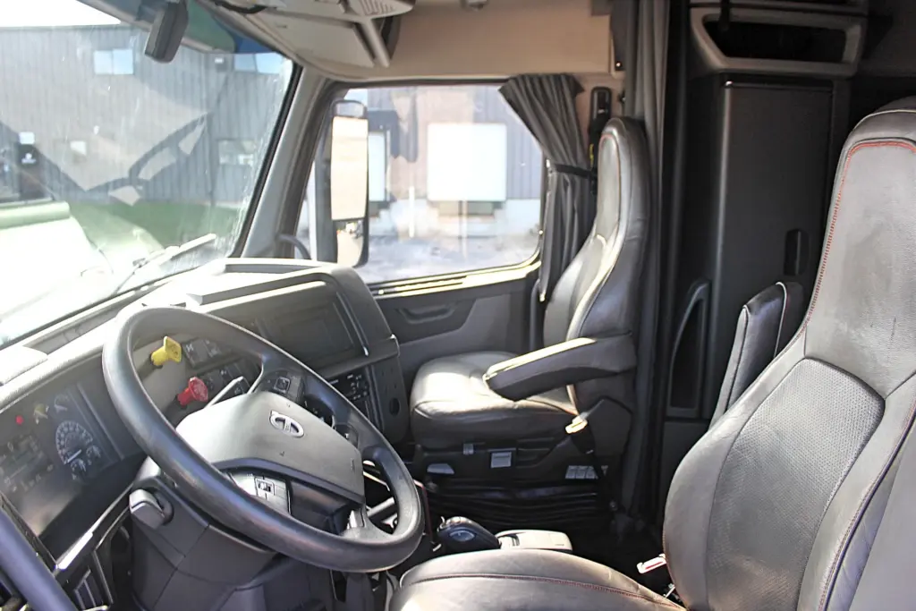 2024 Volvo VNL 760 - steering wheel and dashboard interior view