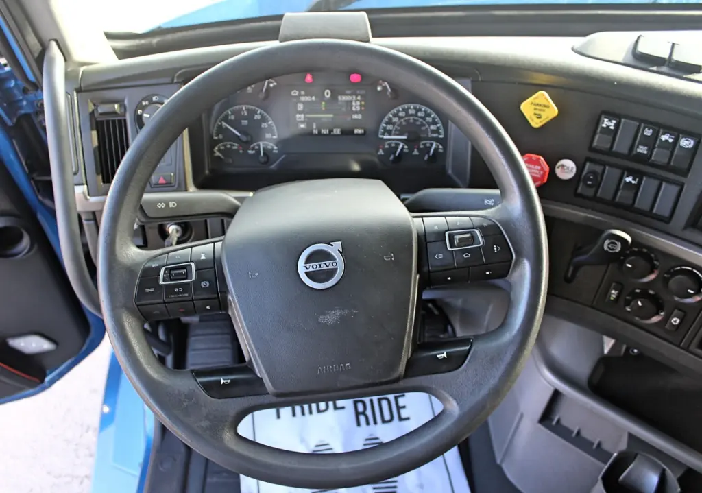 2024 Volvo VNL 760 - dashboard controls and center console