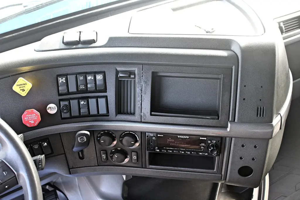2024 Volvo VNL 760 - dashboard controls, climate controls and center console