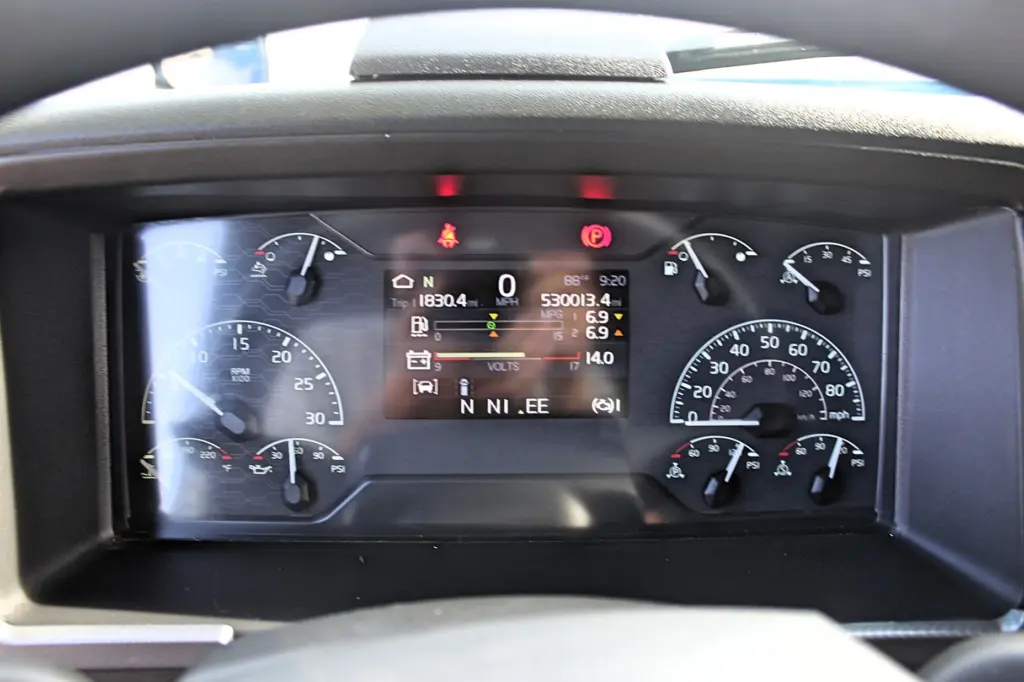 2024 Volvo VNL 760 - digital odometer display showing 530013 miles