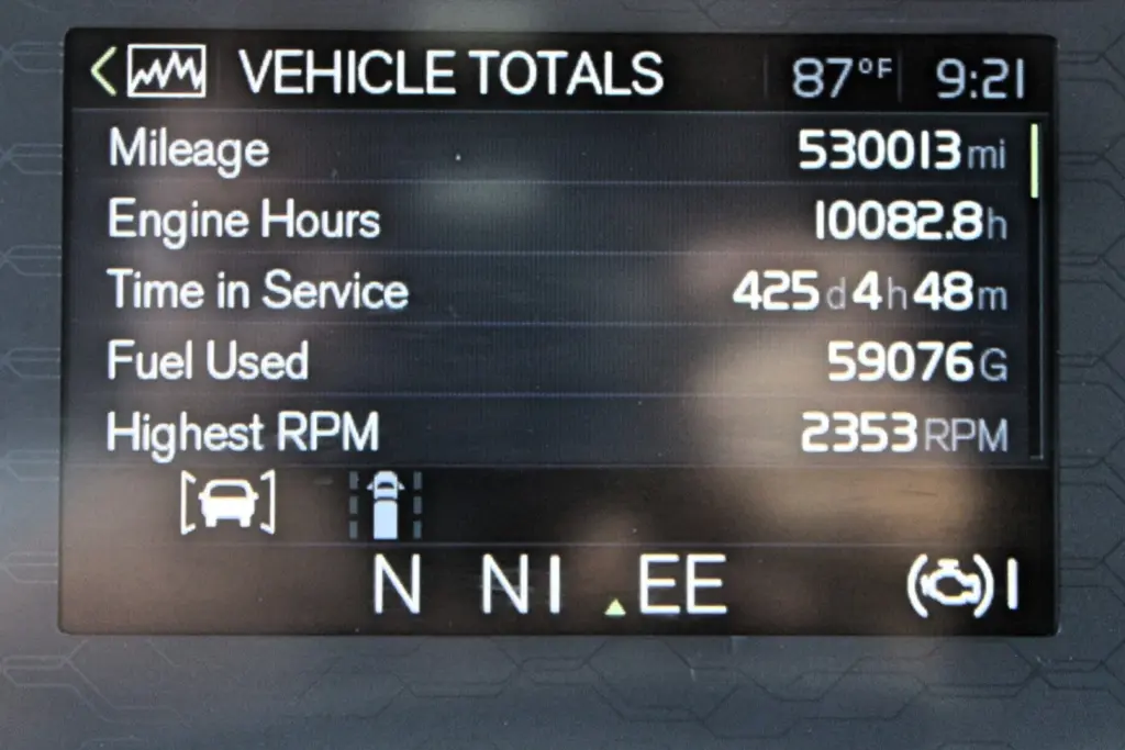 2024 Volvo VNL 760 - vehicle totals display showing 530013 miles and 10082 engine hours