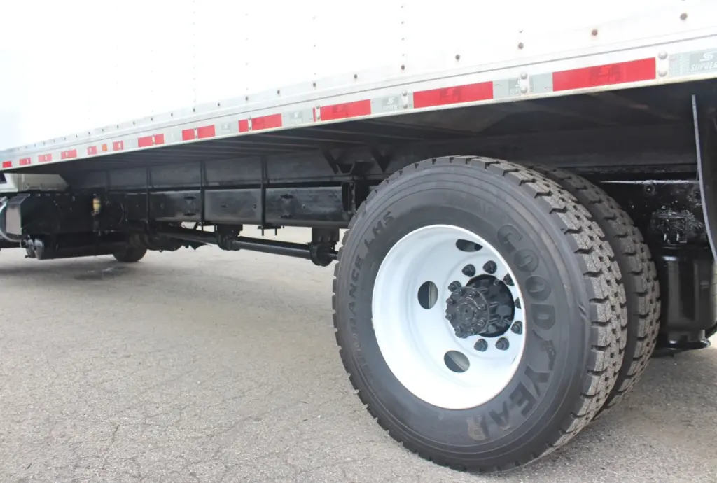 2019 International MV607 - front wheel and lower box side close-up